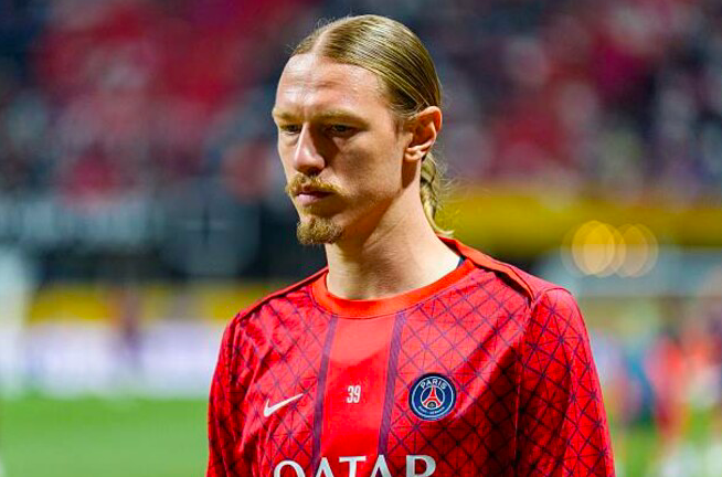 ПСЖ готове до продажу росіянина Сафонова заради Забарного – джерело